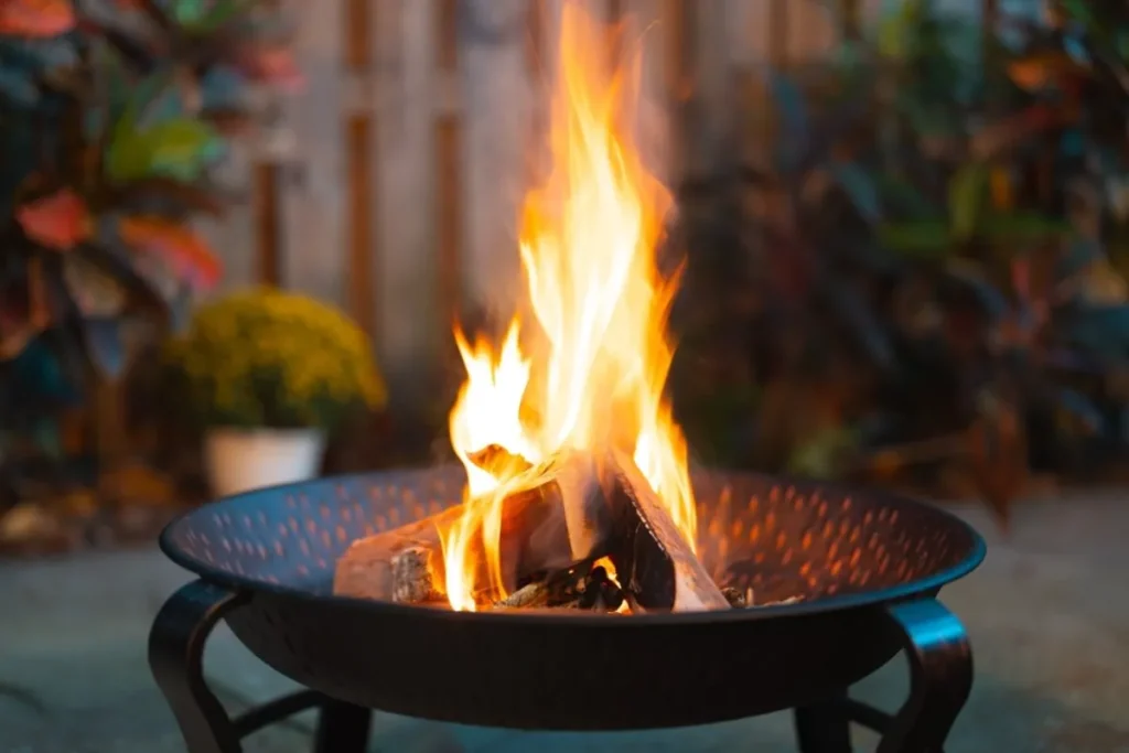 Vuurschaal in de tuin: Warmte en gezelligheid.